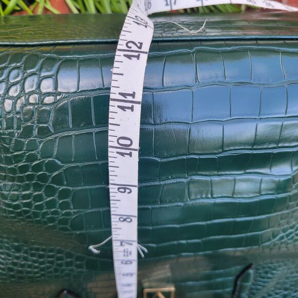 Victoria’s Secret Carryall Tote – Emerald Green Faux Croc, Discontinued 2021 - Picture 10 of 11